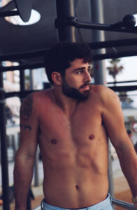 לקוח מתאמן במתקני כושר בפארק